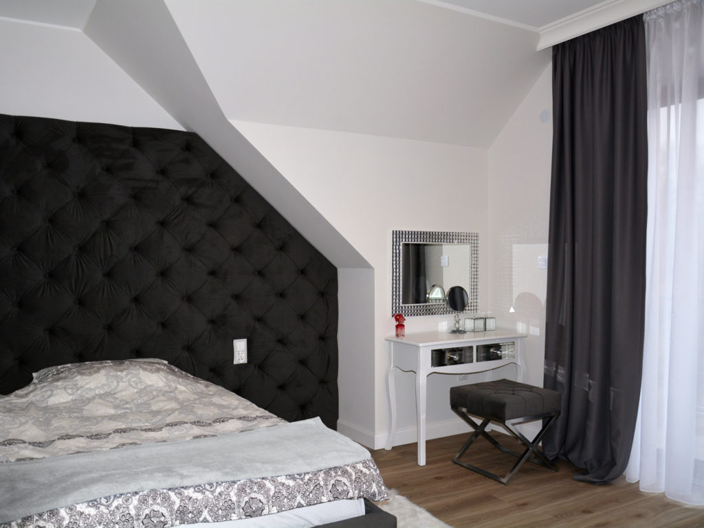 Pokój w stylu glamour z tapicerowanym, pikowanym zagłówkiem przy łóżku